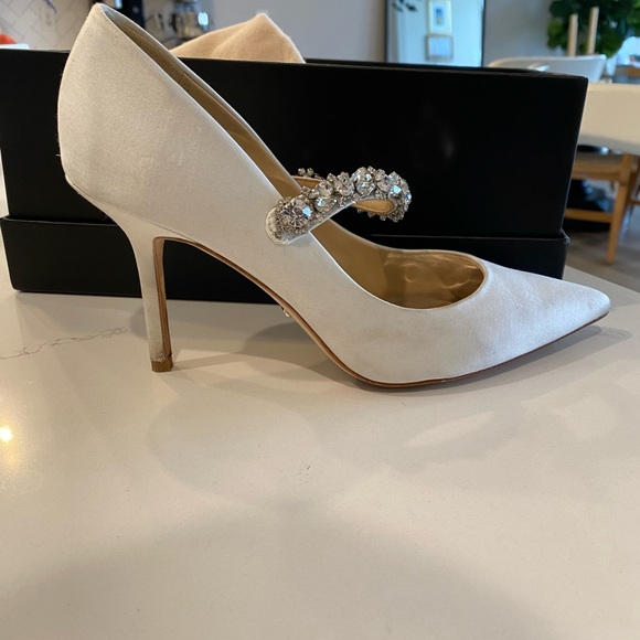 Badgley Mischka Theory Pump in Soft White - Picture 10 of 14